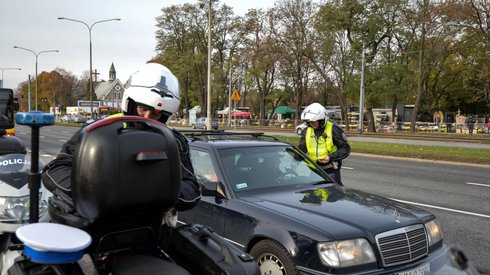 Kontrole policyjne w okolicy Cmentarza Wolskiego w Warszawie, fot. PAP/Marcin Obara