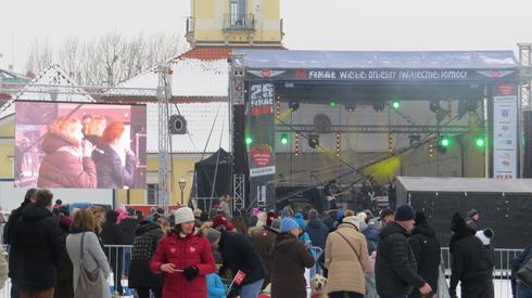 Z poślizgiem rozpoczął się koncert na scenie głównej w Białymstoku. Fot. Onet/Konrad Kruszewski