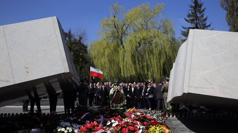 Politycy PiS składają kwiaty przed pomnikiem Ofiar Katastrofy Smoleńskiej na warszawskim Cmentarzu Wojskowym na Powązkach. Fot. PAP/Tomasz Gzell