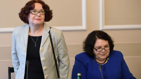 Elżbieta Kruk i Anna Sobecka na dzisiejszym posiedzeniu Komisji Kultury (fot. PAP/Bartłomiej Zborowski)