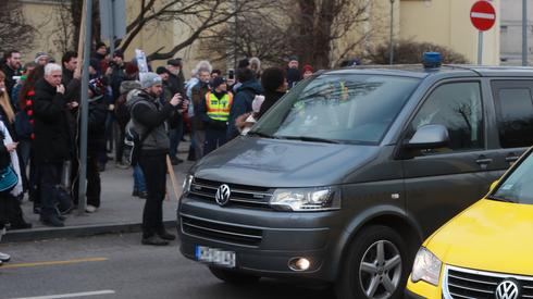 Orbán a szokásos VW kisbusszal jött ( Fotó: Fuszek Gábor)