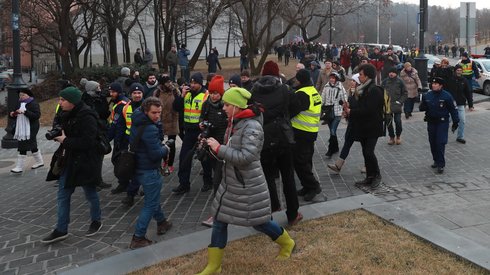 Mindeközben odakint zajlik a tüntetés ( Fotó: Isza Ferenc)