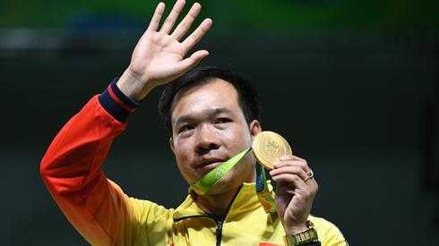 Hoang Xuan Vinh – pierwszy w historii mistrz olimpijski z Wietnamu. (Fot. Pascal Guyot/AFP)