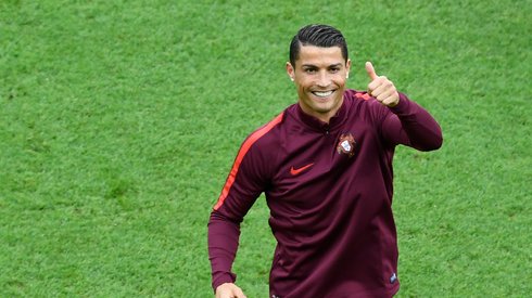 Na przedmeczowej rozgrzewce Cristiano Ronaldo był w doskonałym nastroju (fot. AFP)