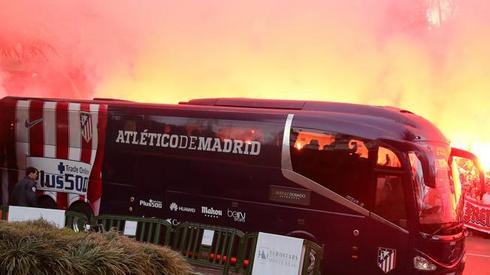 Tak autokar Atlético został przywitany przez kibiców (źródło zdjęcia: Mundo Deportivo)