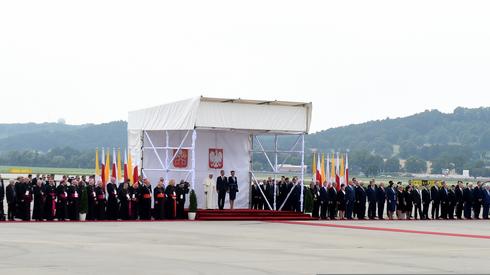 Papież powitany na lotnisku, fot. PAP/Radek Pietruszka