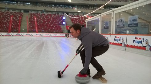 Ciekawostka przedmeczowa: Dziś na Narodowym zagrał Ronald de Boer. Przyjechał z ekipą Ajaksu. I wcale nie grał w piłkę. Holender jest fanem curlingu. (fot.: Dariusz Bendowski)