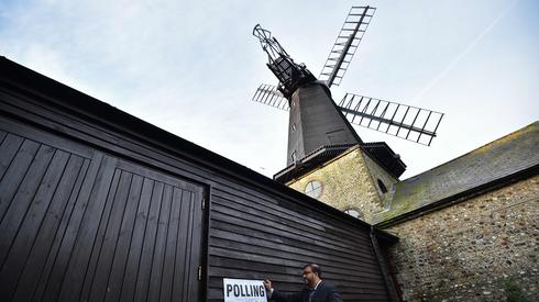 Lokal wyborczy w wiatraku niedaleko Brighton, w południowej Anglii. Fot. AFP/GLYN KIRK