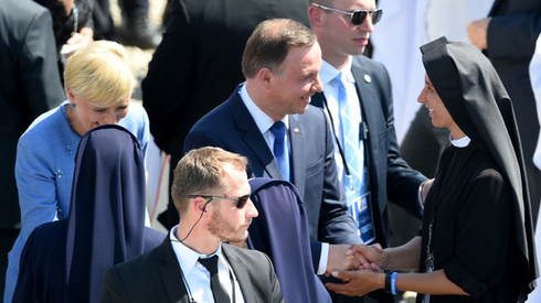 Prezydent Andrzej Duda z małżonką Agatą Kornhauser-Dudą podczas rozmowy z zakonnicami (fot. PAP/Jacek Turczyk)