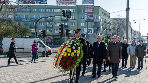 Tadeusz Truskolaski składa kwiaty pod tablicą upamiętniającą ofiary katastrofy. Fot. materiały prasowe bialystok.pl