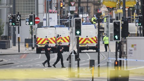 Uzbrojone patrole policji w pobliżu Manchester Arena (Fot. Oli SCARFF/AFP)