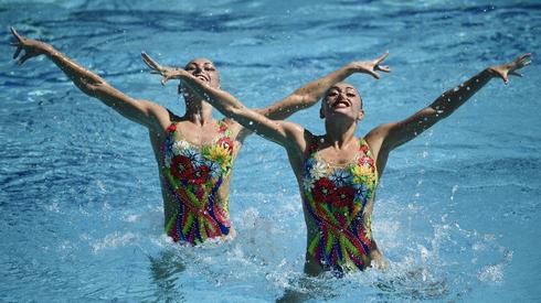 Ukrainki Lolita Ananasowa i Anna Wołoszyna zajęły 7. miejsce w eliminacjach w pływaniu synchronicznym (fot. AFP)