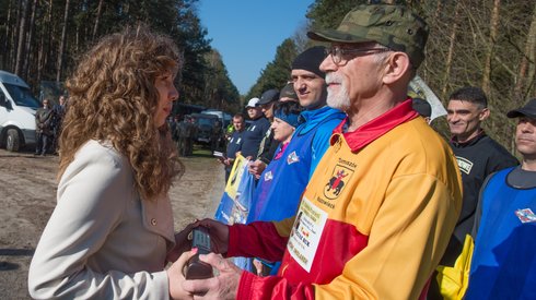 Córka generała Buka podczas rozpoczęcia 7. Sztafety Pamięci gen. broni Tadeusza Buka. Fot. PAP/Grzegorz Michałowski