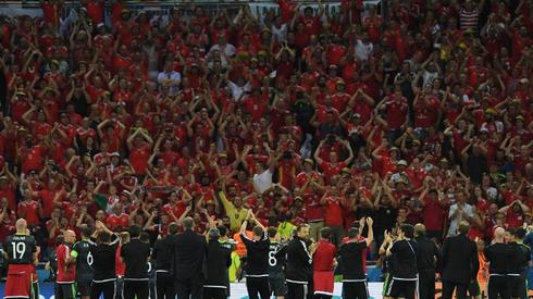 Tak walijscy kibice dziękowali piłkarzom za udane Euro 2016 i piękną drogę do półfinału. (źr.: AFP)