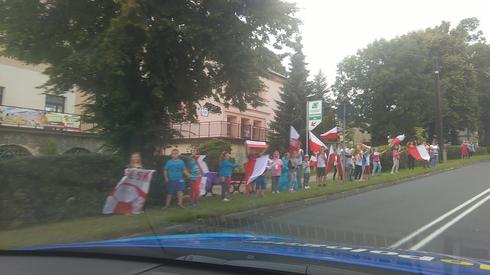 Przy trasie sporo kibiców w biało-czerwonych barwach