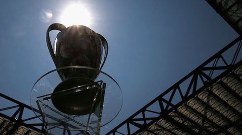 Puchar jest już na San Siro.(źródło: UEFA)