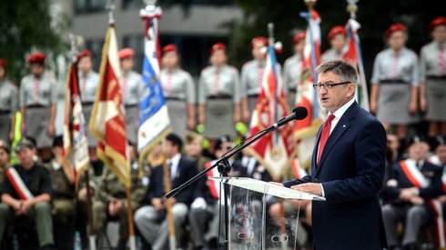 Marek Kuchciński podkreślił, że wybuch Powstania Warszawskiego powstrzymał marsz Armii Czerwonej na zachód. Jego zdaniem Powstanie uchroniło Niemcy, a może i Francję przed komunizmem. Marek Kuchciński dodał, że w zachodniej Europie, dokąd nie dotarli Sowieci, pozostały wyspy wolności i demokracji.