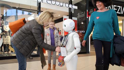 Robot Pepper kwestuje w jednym z opolskich centrów handlowych. Fot. PAP/Krzysztof Świderski