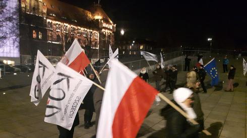 - Wolność, równość, demokracja! - skandowali zebrani na placu Solidarności szczecinianie