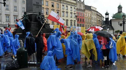 Deszcz nie przeszkadza pielgrzymom, fot. PAP/Marcin Obara