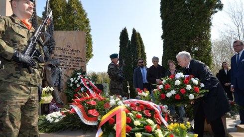 Prezes PiS Jarosław Kaczyński składa kwiaty na grobie Tomasza Merty na cmentarzu na warszawskim Grabowie. Fot. PAP/Jacek Turczyk