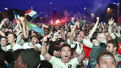 Kibice świętujący awans reprezentacji Francji do półfinału (fot. AFP)