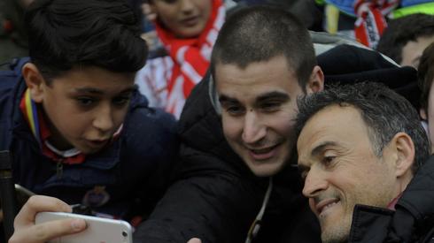 Luis Enrique z kibicami Sportingu (fot. Reuters)