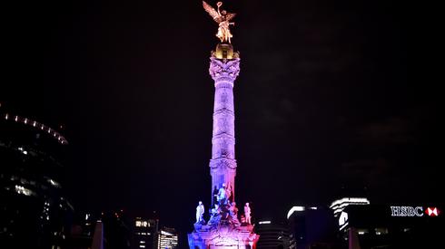 Meksykański Anioł Niepodległości w francuskich barwach