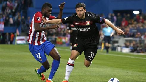 Thomas Partey w walce z Kevinem Vollandem (Reuters)