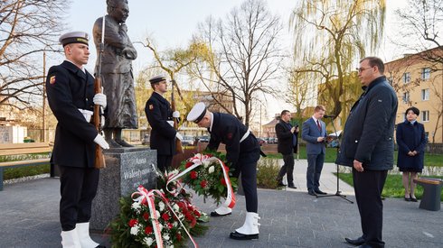 Były poseł PiS, wiceprezes PZU Andrzej Jaworski składa kwiaty przed pomnikiem Anny Walentynowicz w Gdańsku. Fot. PAP/Adam Warżawa