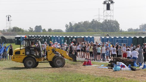 Pielgrzymi opanowali już Campus Misericordiae w Brzegach