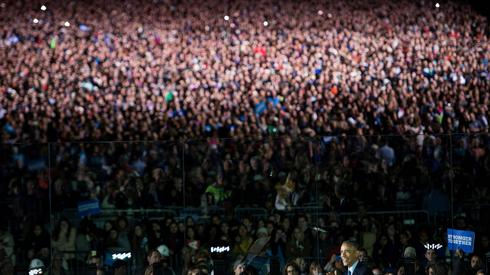 Słów Clinton słuchają tłumy, fot. AFP