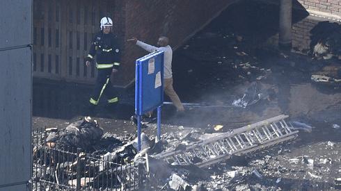 Strażacy wciąż walczą z ogniem w Grenfell Tower (PAP/EPA)