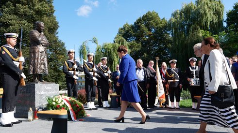 Beata Szydło oraz Andrzej Gwiazda składają kwiaty przed pomnikiem Anny Walentynowicz, fot. PAP/Adam Warżawa