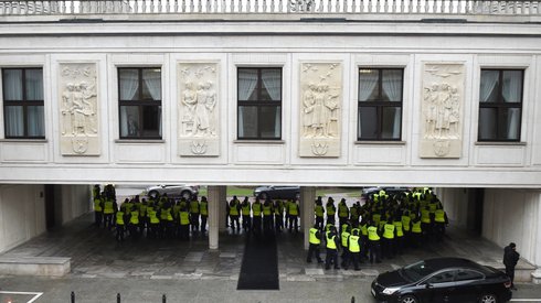 Policja przed Sejmem. Fot. Radek Pietruszka