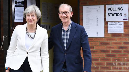 Premier Theresa May i jej mąż Philip May w Sonning. Fot. EPA/FACUNDO ARRIZABALAGA