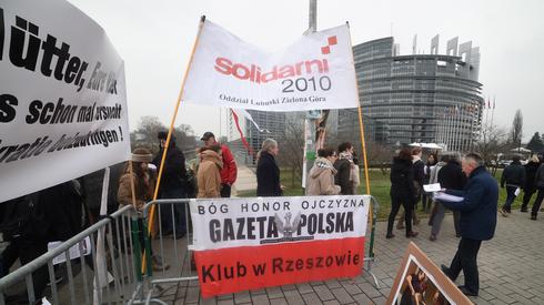 Przed siedzibą PE trwa manifestacja Klubów Gazety Polskiej
