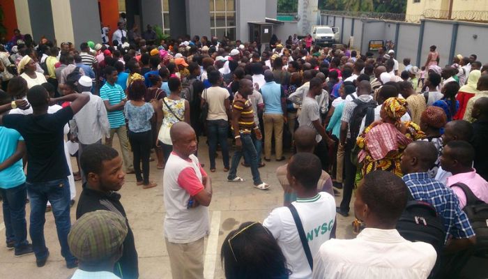 Nigerians queue at banks for new naira notes