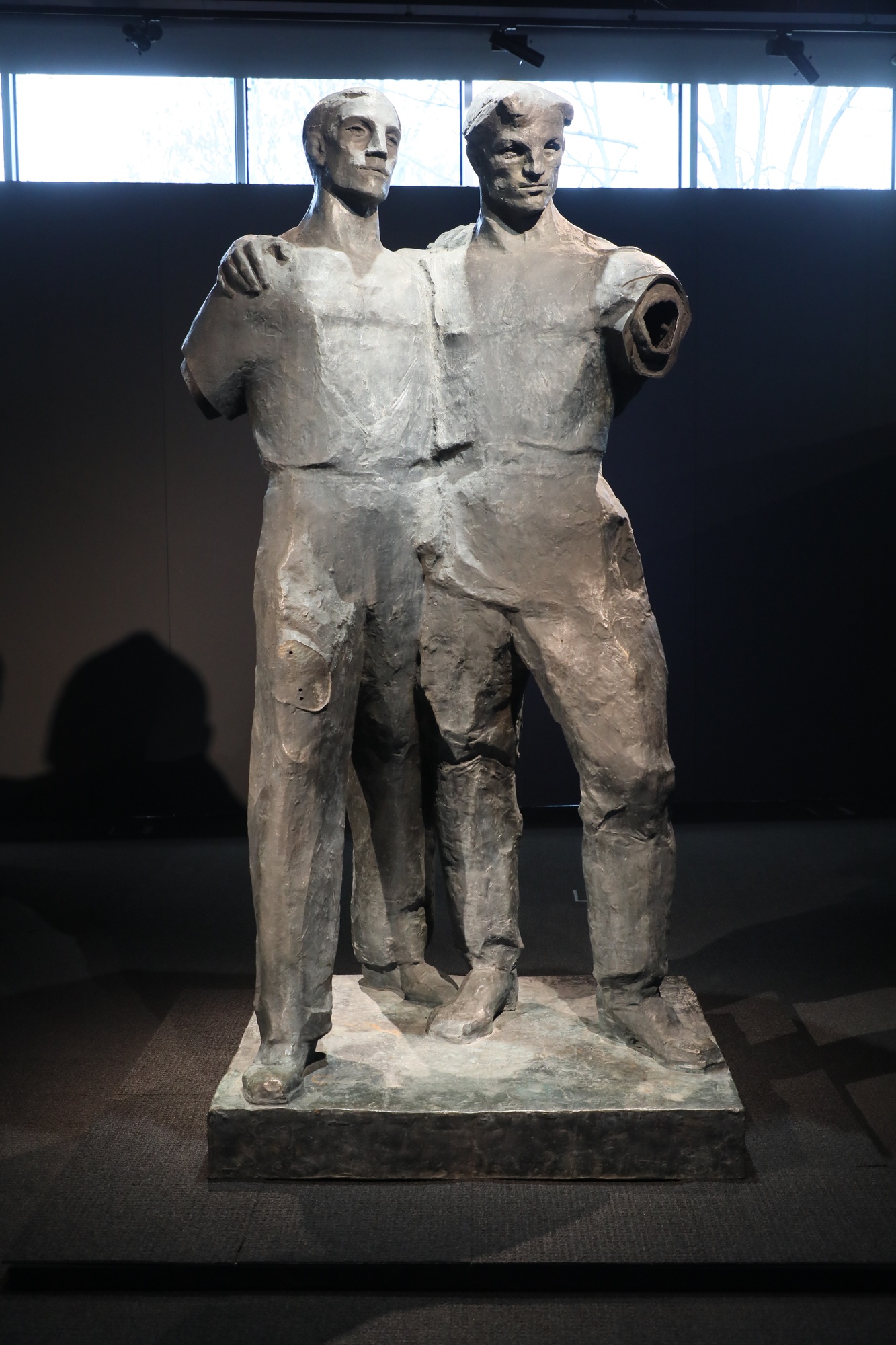 Koniec sporu o "zdekomunizowaną" rzeźbę. "Przyjaźń" nie wróci do Pałacu  Kultury - Sztuka