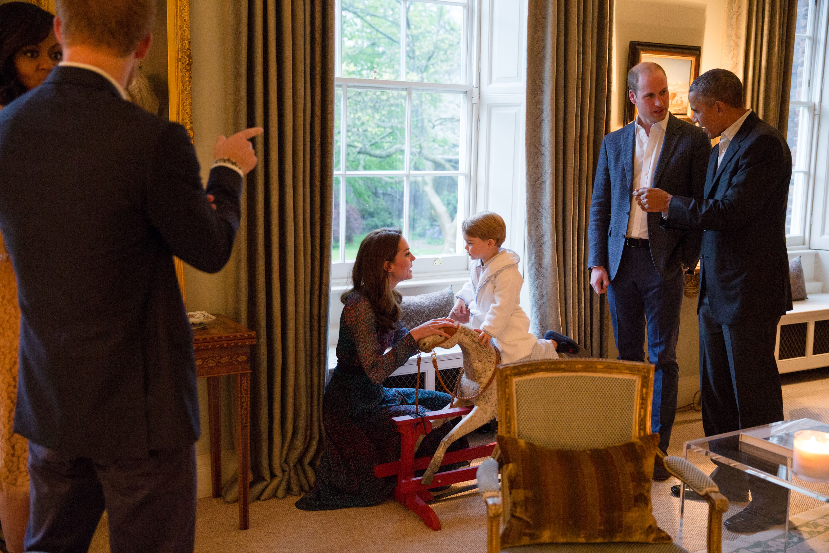 Meg kell zabálni! A kis György herceg pizsamában fogadta az amerikai  elnököt - fotók - Blikk