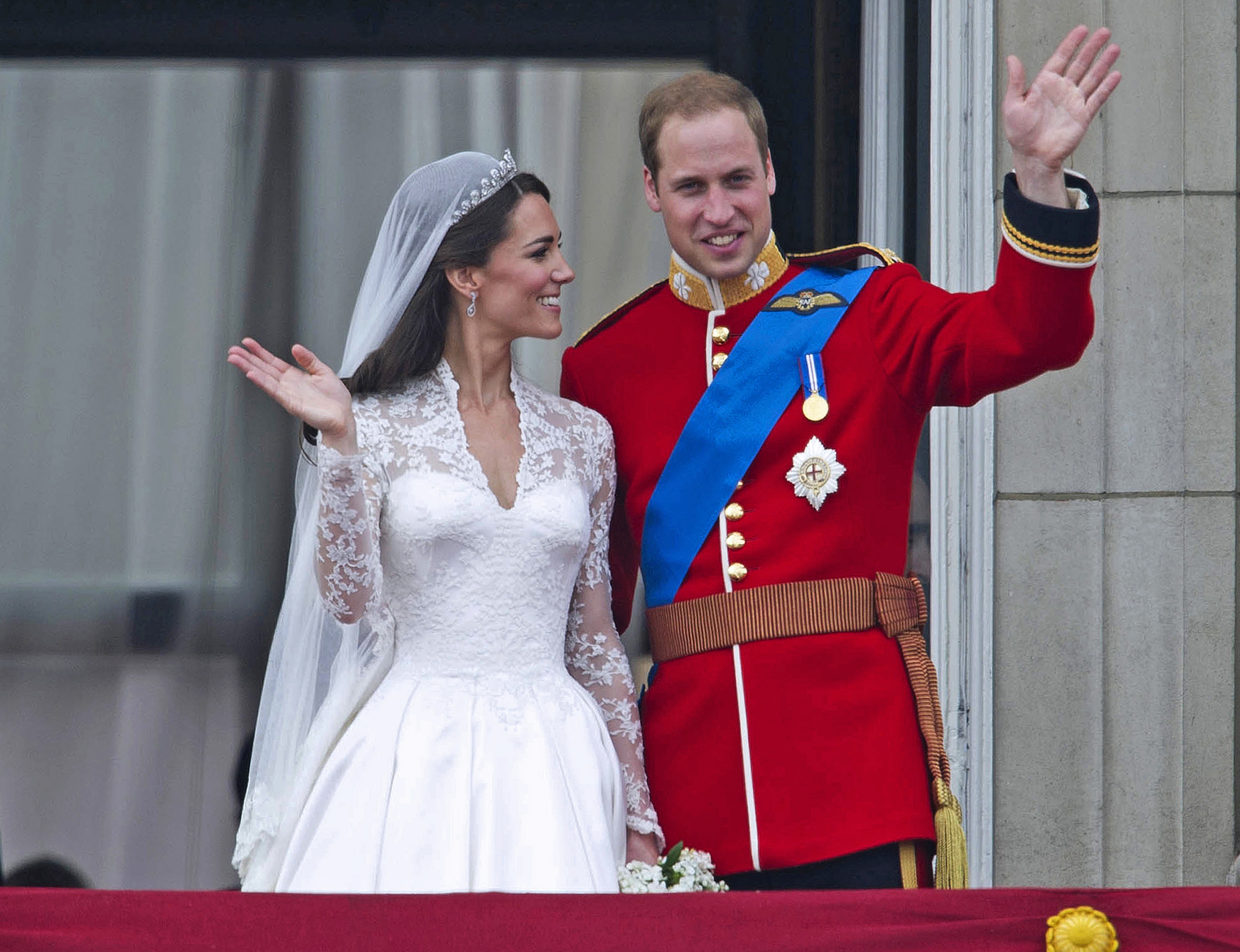 Suknia ślubna Kate Middleton miała być tajemnicą. Prasa zniszczyła ten plan  - Plejada.pl