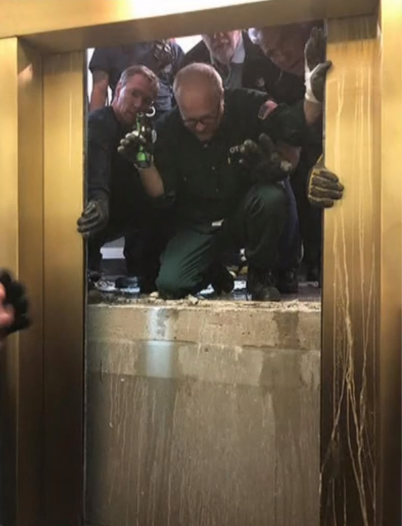 Dráma a toronyházban: így szabadadították ki a 280 méteres zuhanás után a  lift utasait – fotó - Blikk