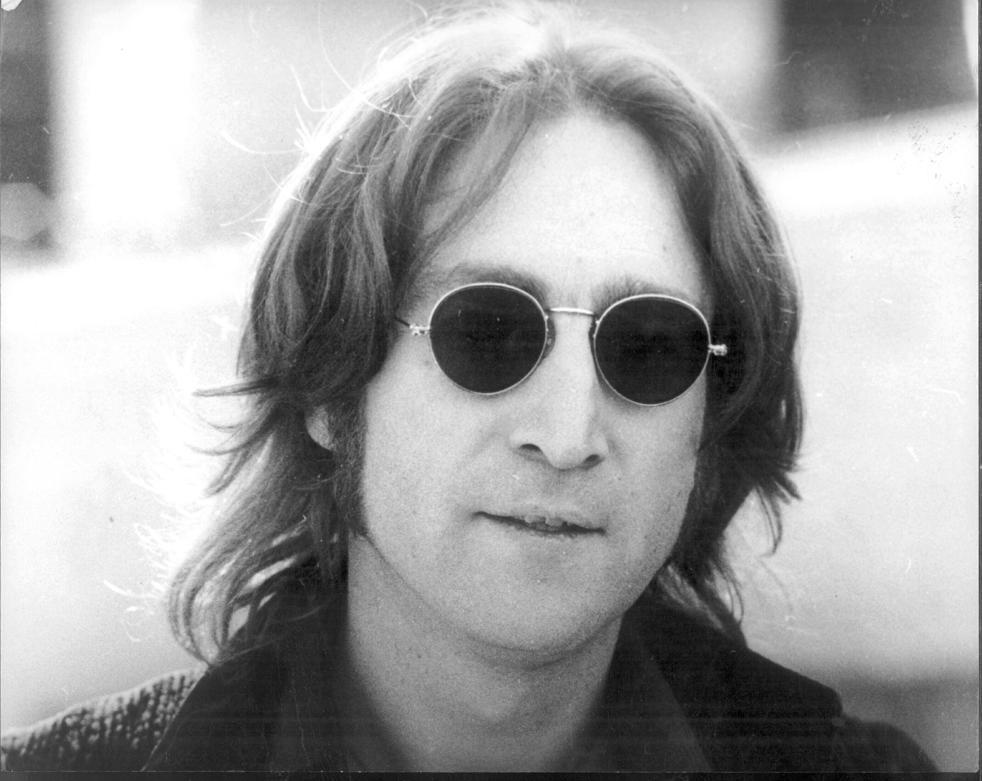 Джон Леннон в черных очках