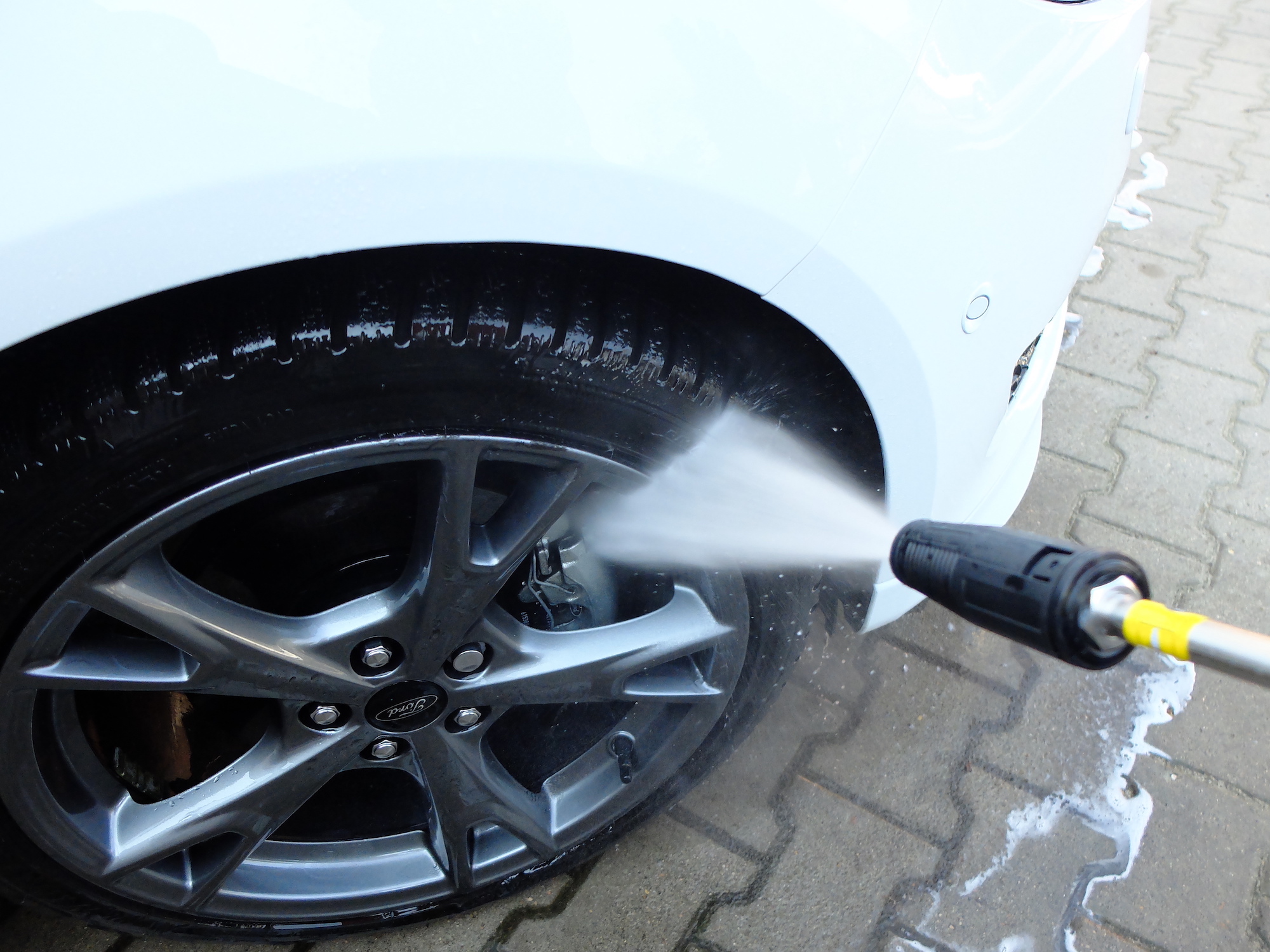 Jak wybrać dobrą myjkę ciśnieniową do auta?
