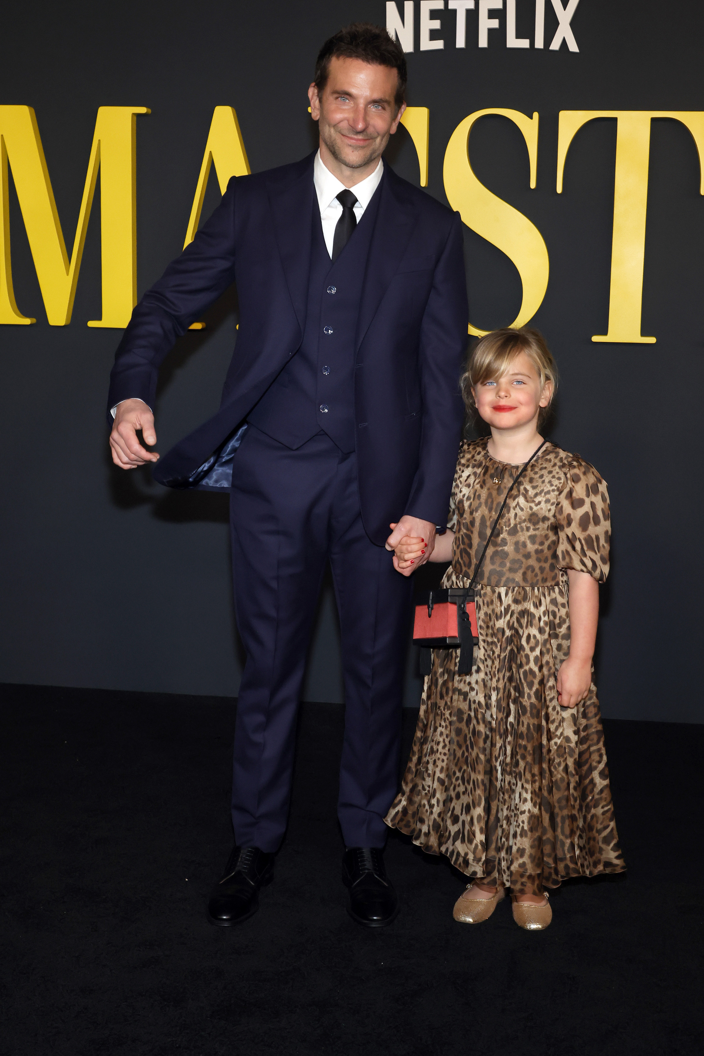 Bradley Cooper kisietett új filmje sajtótájékoztatójáról, a lánya miatt  riasztotta a védőnő - Blikk