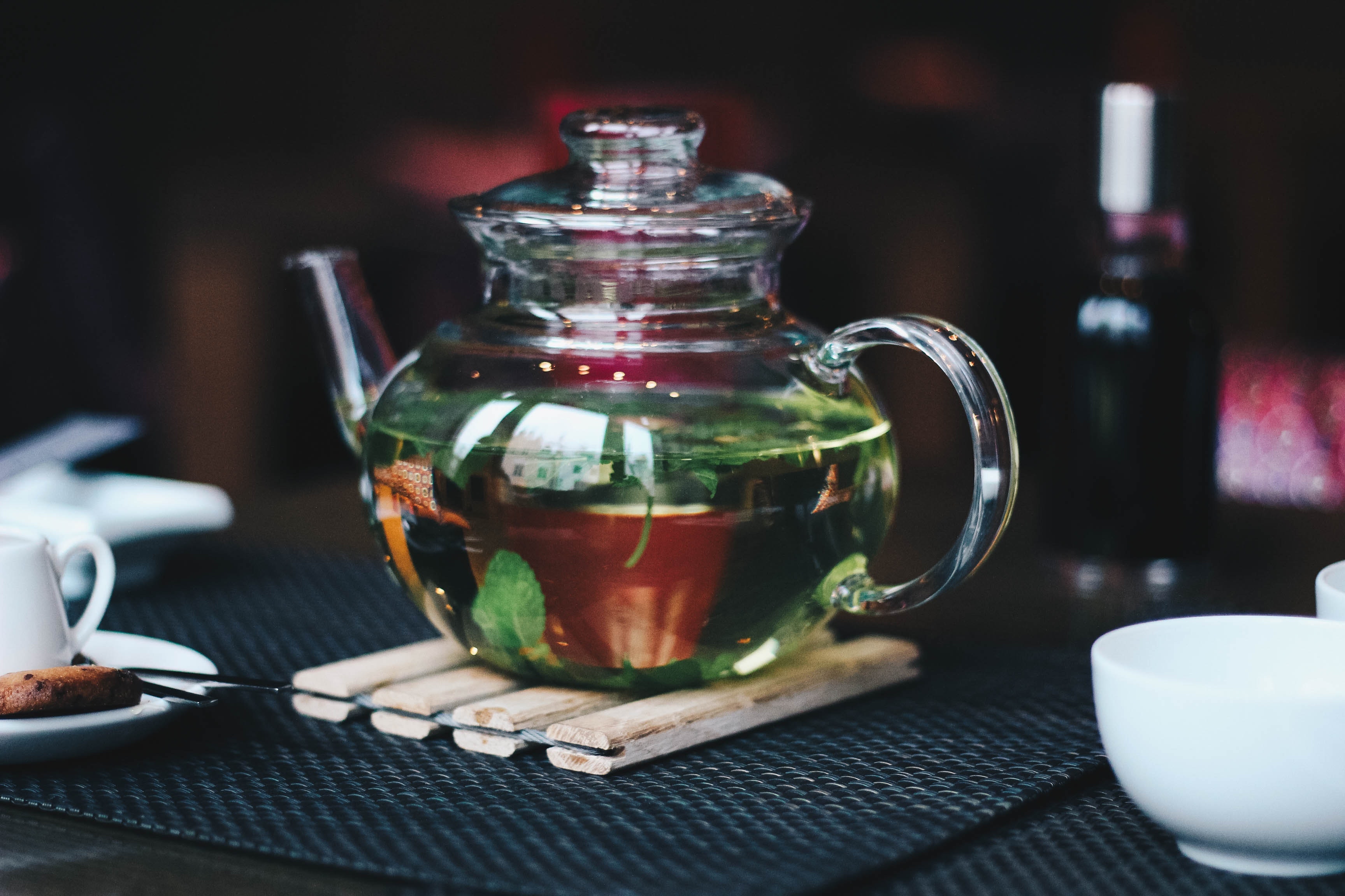 Зеленый чай вечером. Чай. Чай в чайнике. Чай в чайничке. Чай в заварнике.