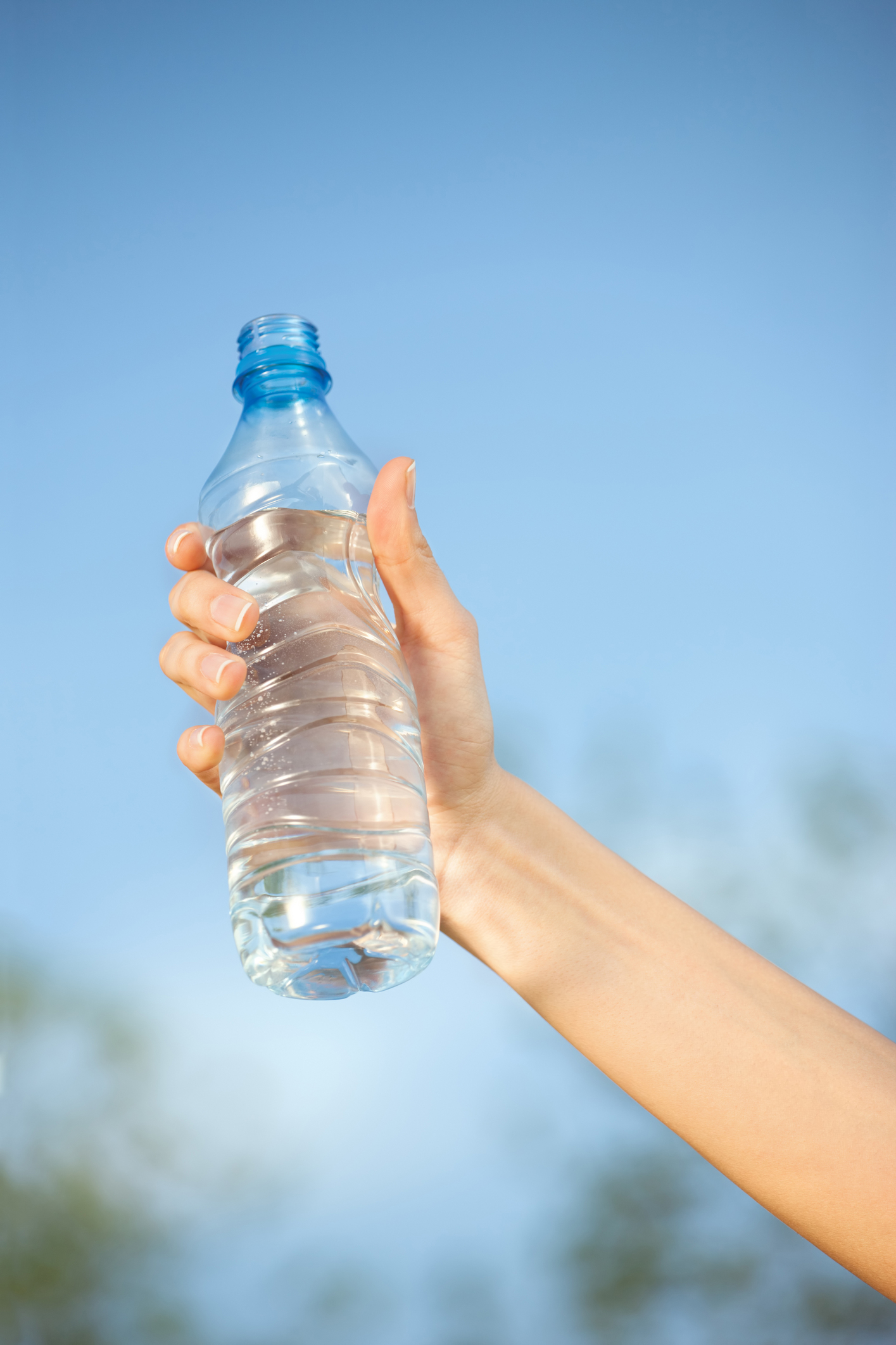 Бутылка воды в руке. Рука держит бутылку воды. Бутылочка воды в руках. Вода в бутылке фотосток.