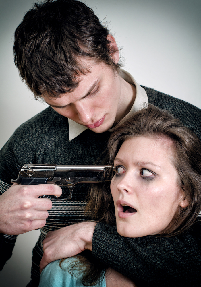 Мужчина угрожает девушку. Человек угрожает пистолетом. Мужчина и женщина с пистолетами.
