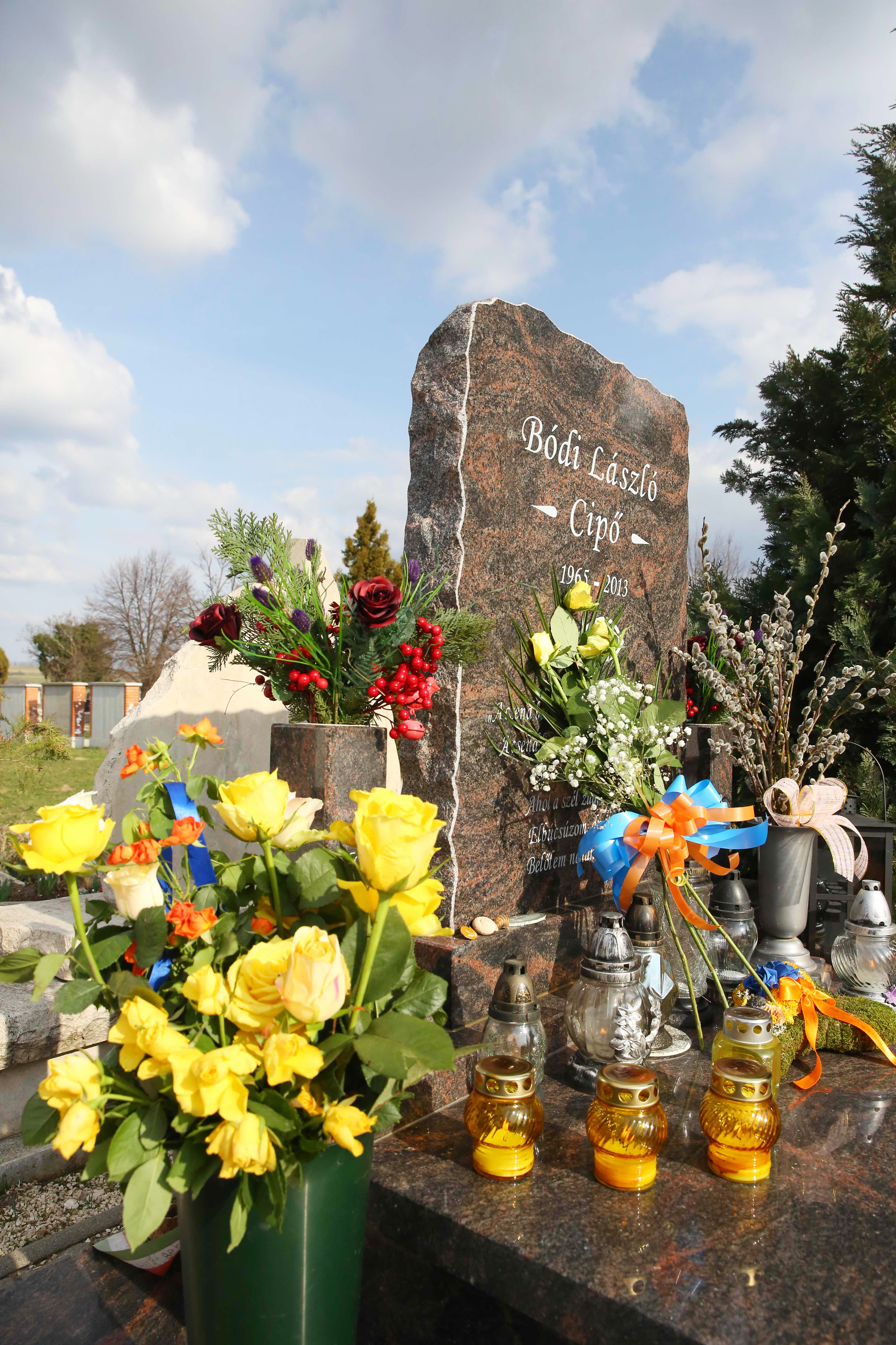 Cipő sírja virágba borult - 3 éve halt meg a zenész - Blikk