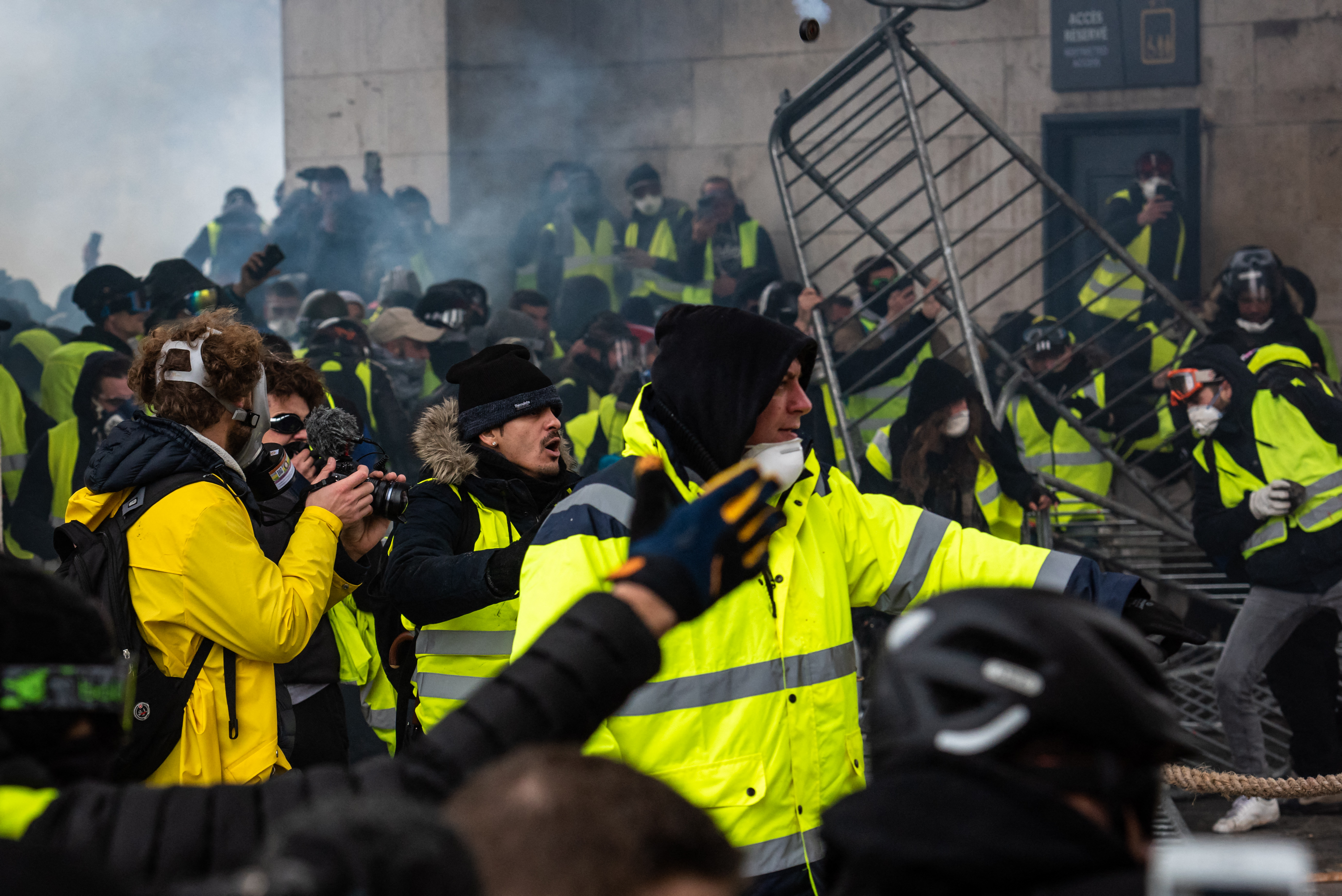 Francja: "Żółte kamizelki" i policja szykują się na zamieszki - Wiadomości